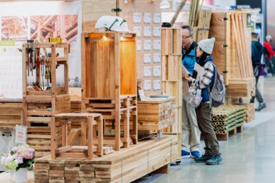 「國產材臺灣館」攤位展出木材