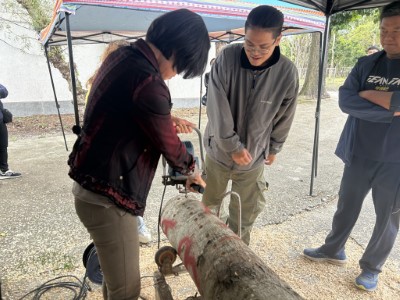 民眾體驗段木鑽孔