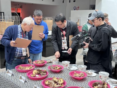 段木香菇評鑑競賽委員依準則評估參賽者香菇