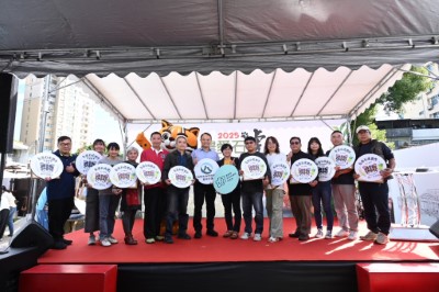 張弘毅分署長與長期推廣石虎保育的生多所林育秀副研究員共同頒發標章予今年新獲認證的12位農友