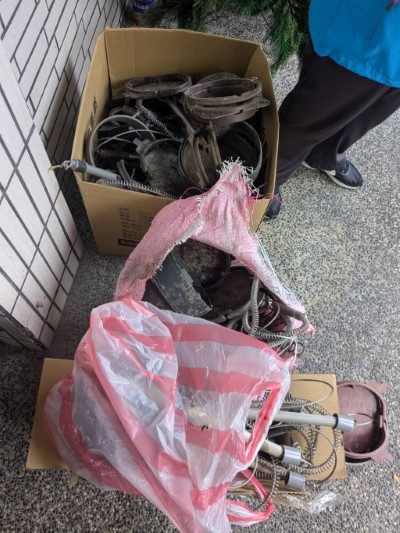 圖三、民眾踴躍拿舊式獵具來保育柑仔店兌換改良式獵具。