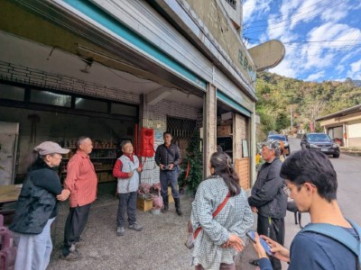 圖二、林業保育署新竹分署秘書周以哲向清泉部落居民宣導改良式獵具及在保育柑仔店的兌換方式