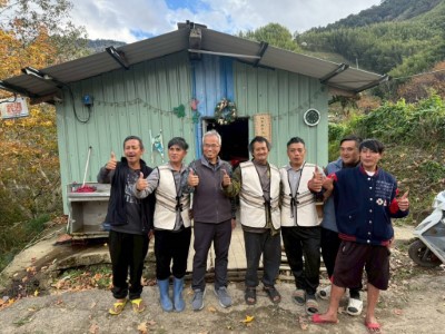 圖六、新竹分署竹東站主任羅玉財、養老部落族人及文正商店老闆共同為「保育柑仔店」揭牌