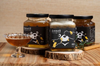 瓶身以黑熊被發現偷吃蜂蜜的樣態來增加趣味性