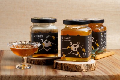 黑熊被發現偷吃蜂蜜而有的驚訝表情與遮蔽動作