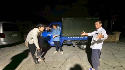 圖七、新竹分署聯合苗栗縣政府移除人員共同協力防堵綠鬣蜥北擴，圖為民眾說明目擊個體大小。(新竹分署提供)