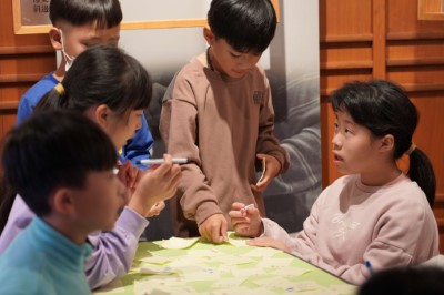 學童們在聽完臺灣木材故事館導覽後，集體發想短影音創作內容
