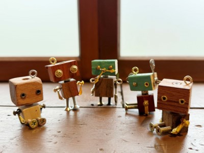 學童創作出各式國產木材機器人作品