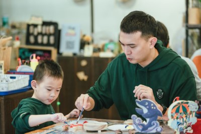 森林教室規劃木藝、紙藝、種子藤圈及絹印等體驗課程，讓參與民眾親手創作，帶回充滿森林氛圍的作品。