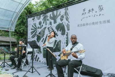 由江忻薇組成的「壽豐體驗」，以爵士樂三重奏演出營造秋冬放鬆氛圍，為市集活動揭開熱鬧序幕。