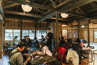 紙藝迴廊品牌負責人黃志豪帶領學員運用衍紙技巧，創作細緻典雅的紙雕作品。