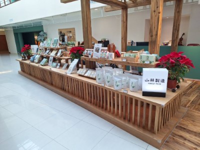 山林製造賣店販售各式大雪山文創商品2