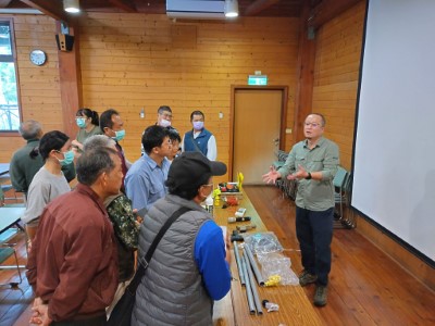 輔導團隊向農友說明最新野生動物危害防治措施