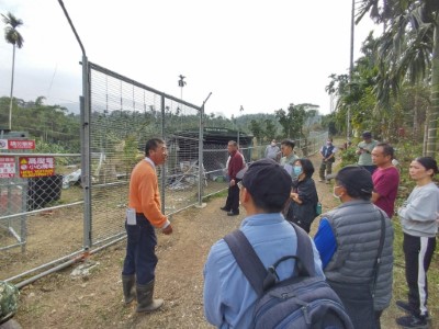 農友袁振東(左1)分享架設電圍網心得