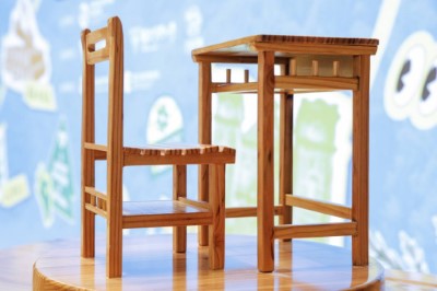 國產木材課桌椅，觸感溫潤，帶有自然木質香氣。