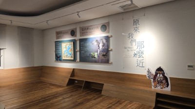 展場周圍座位上插圖讓來訪民眾在伸腳休息時，也可以與生動活潑猛禽合影留念