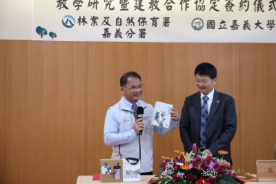 林業保育署嘉義分署李定忠分署長與嘉大分享林下經濟產品，希望未來雙方能在林業推動各方面能有更多新的研發與合作