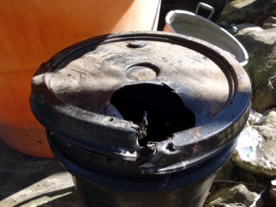 臺灣黑熊再次侵擾工寮破壞儲水桶