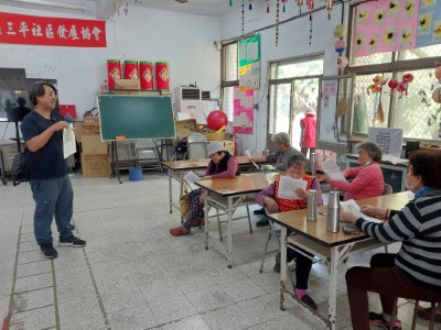 3.內門區三平里長輩們細心研讀問卷