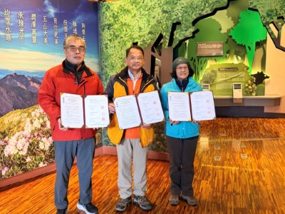林業保育署嘉義分署、玉管處及台大實驗林6日於塔塔加遊客中心簽署「生態保育合作備忘錄」