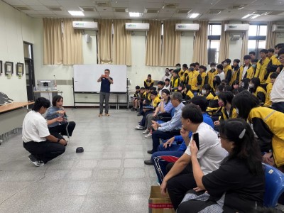 嘉義市蘭潭國中的黑熊保育宣導活動由導演顏妏如導演分享「一隻臺灣黑熊之死」紀錄片拍攝歷程與改良式獵具示範