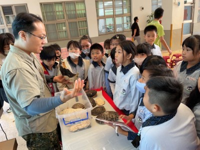 嘉義縣民雄東榮國小則以平原城市保育宣導為主，由觸口龜類保育教育園區保育照養員薛祥泰進行臺灣原生龜類保育工作