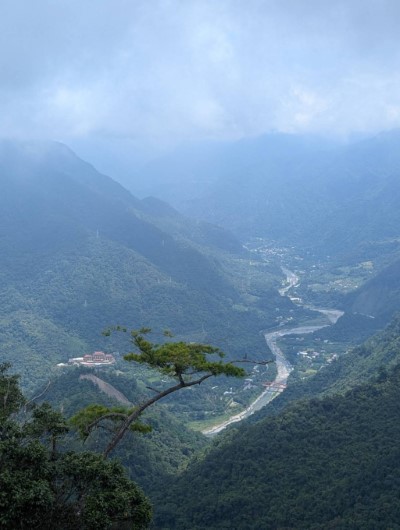 白毛山步道眺望谷關大道院及大甲溪