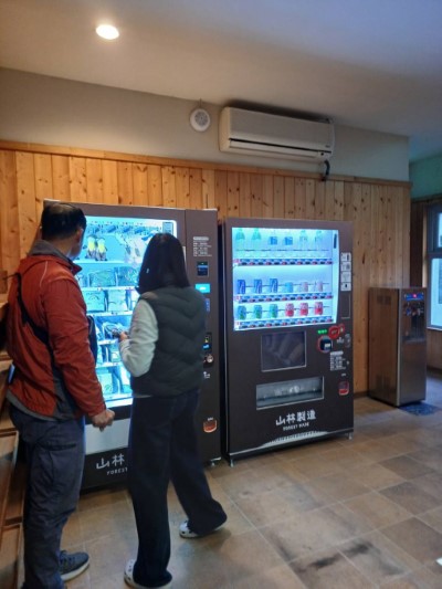 武陵國家森林遊樂區自動販賣機販售山林製造之文創商品2(照片：林業及自然保育署臺中分署)