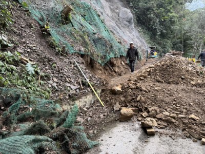 圖一、滿月圓國家森林遊樂區健行步道邊坡受雨勢影響仍有零星落石(新竹分署提供)