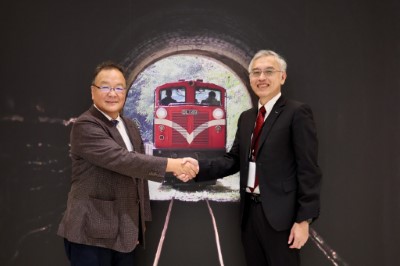 2025年 林鐵及文資處王昭堡處長(右)與大井川鐵道鳥塚亮社長(左)合影