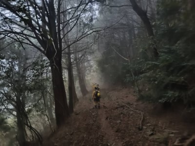 圖3、救火隊員115年1月15、16日夜宿火場週邊，清晨5點天色未亮，即已整裝前往火場。(新竹分署提供)