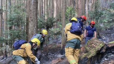 圖6、救火隊與部落青年合力進行殘火處理，確保無復燃可能。(新竹分署提供)