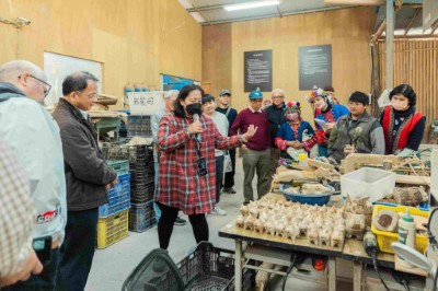 來吉木工坊社區專案經理梁淑芬帶領貴賓參觀木工場域，解說木創商品的製作過程