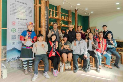 林業保育署嘉義分署19日於來吉部落舉辦「塔山下補木工藝日」新品發表會，發表3款結合國產材與鄒族文化意象的木創商品