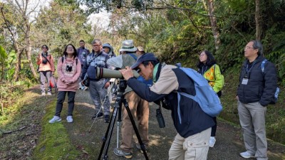 1.運用單筒望遠鏡賞鳥(東眼山自然教育中心提供).