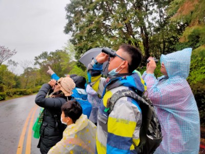 2.運用雙筒望遠鏡尋覓鳥蹤(東眼山自然教育中心提供).