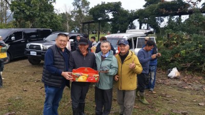 黃群策分署長(右二)致贈蘋果，感謝團隊辛勞、平安歸來。