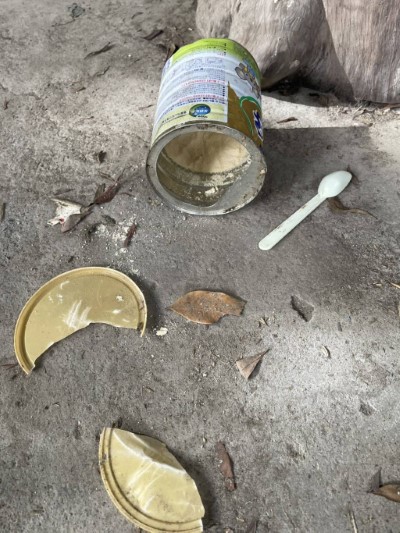 現場留有黑熊破壞的奶粉罐