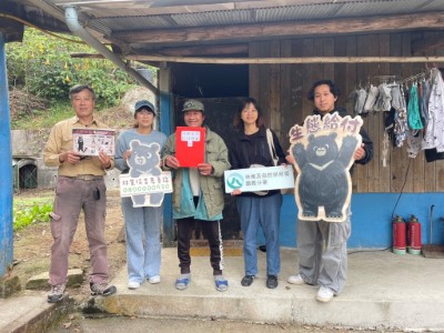 林業保育署嘉義分署頒發黑熊入侵通報獎勵金予通報民眾
