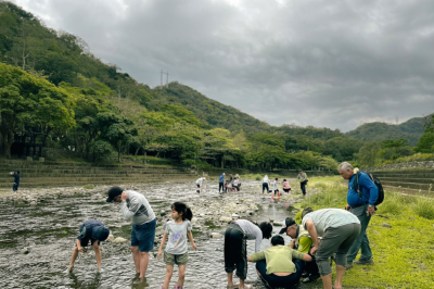 遊客親水階梯參與園區活動