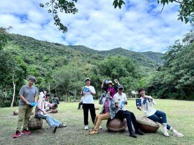 陽光草坪參加園區活動遊客與殼斗科陶塑