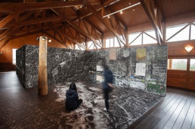 沼平車站二樓《從森林到森林》室內展區展出阿里山空照圖、老照片與口述記憶，讓民眾一覽阿里山林業興盛時的聚落樣貌