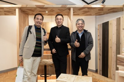 林業及自然保育署林華慶署長(中)與國立臺灣大學森林環境暨資源學系張豐丞系主任(左)及國立中興大學森林學系曾喜育系主任(右)於國產材諮詢媒合中心合影