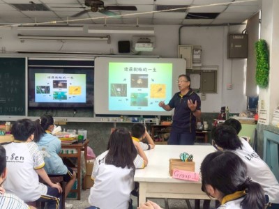 嘉義市新店社區巡守隊梁仁豪至鄰近小學向學童推廣諸羅樹蛙保育