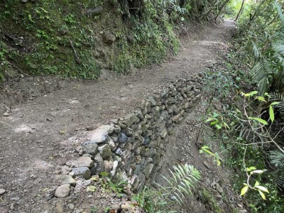 以手作步道工法修復的砌石邊坡
