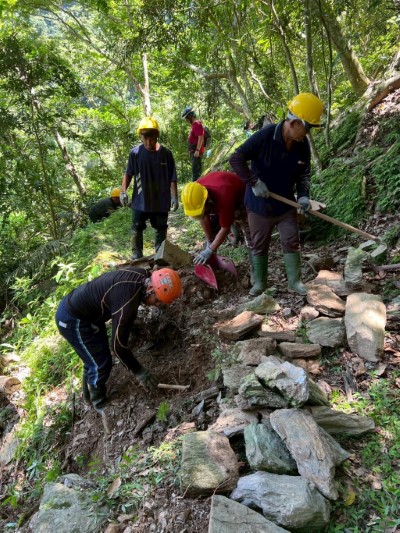 現地取石疊砌崩塌的古道邊坡