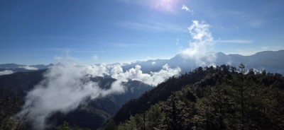 大雪山壯闊山景雲霧繚繞