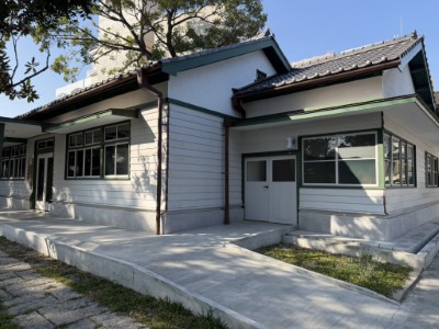 歷史建築木構造辦公廳舍右側小間為林業保育署嘉義分署「林下良品」品牌推廣展示區