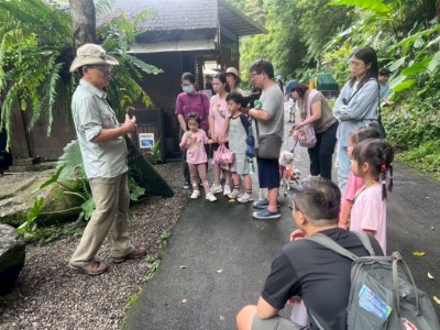 圖三、志工導覽解說蕨類（攝影：林業保育署新竹分署提供）