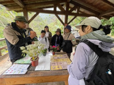 圖四、志工介紹植物花、果實與種子（攝影：林業保育署新竹分署提供）